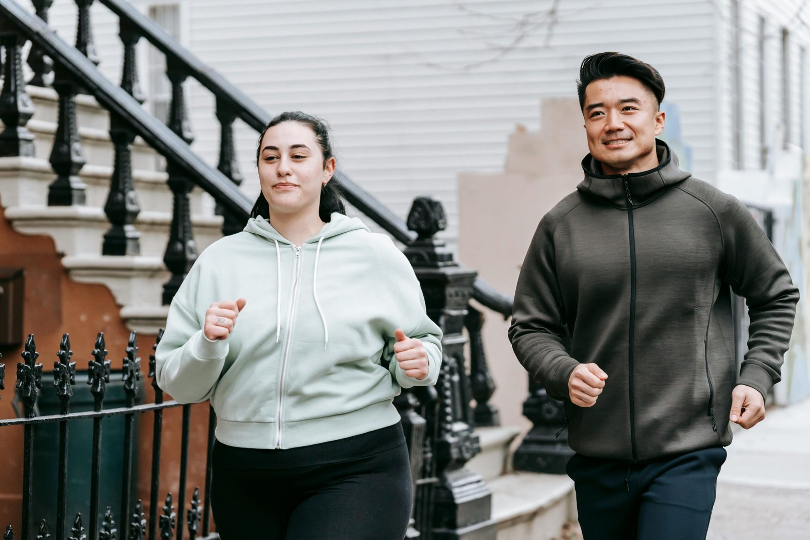 mujer hombre corriendo